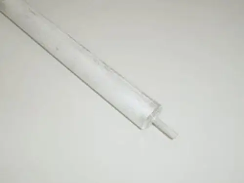 Weißer, gerader Metallstab auf hellem Untergrund, möglicherweise eine Anode von Remeha. Der Stab hat ein offenes Ende und eine glatte Oberfläche.